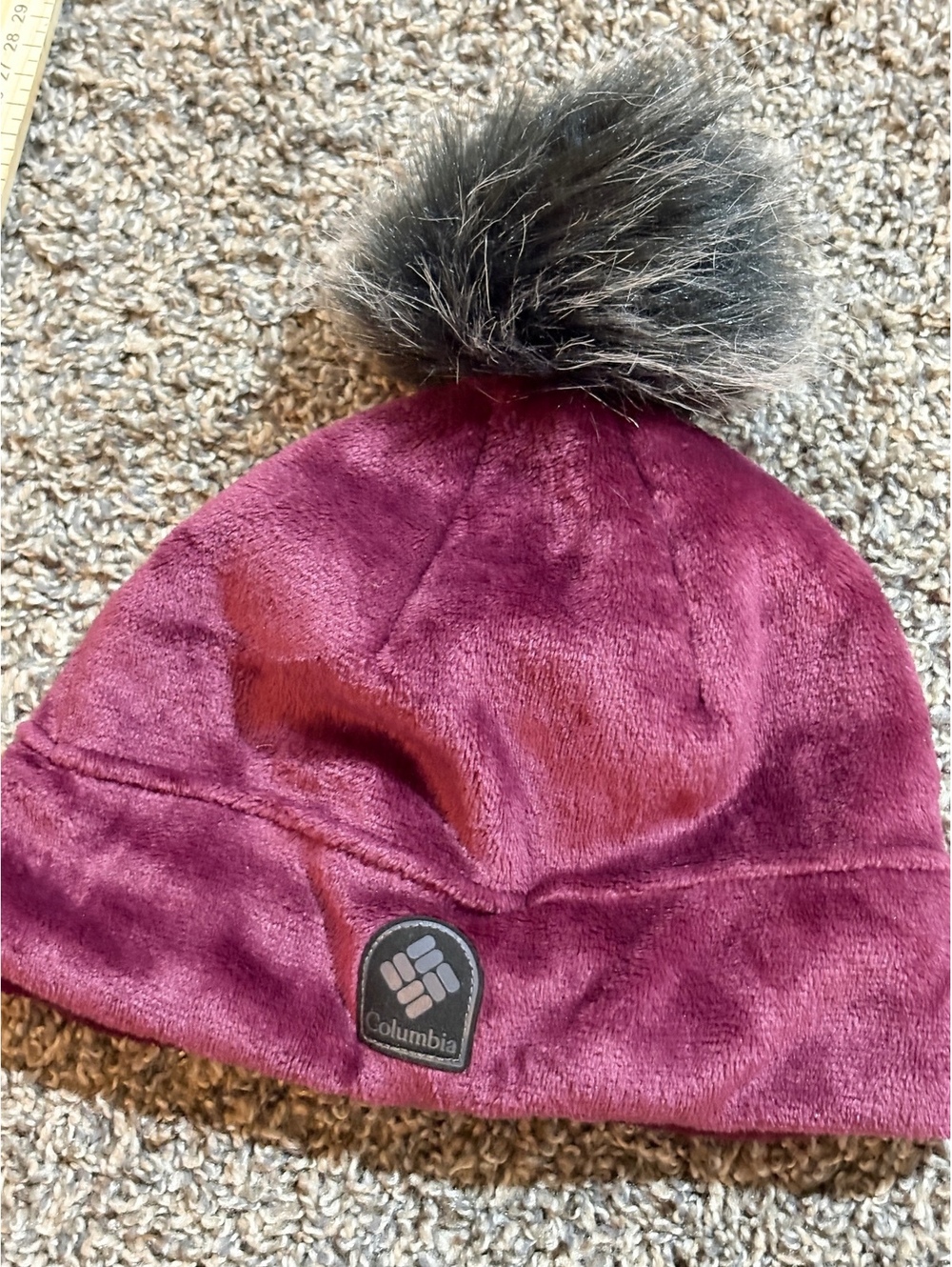 Columbia Unisex L/XL Faux Fur Pom Pom Beanie Hat in Burgundy